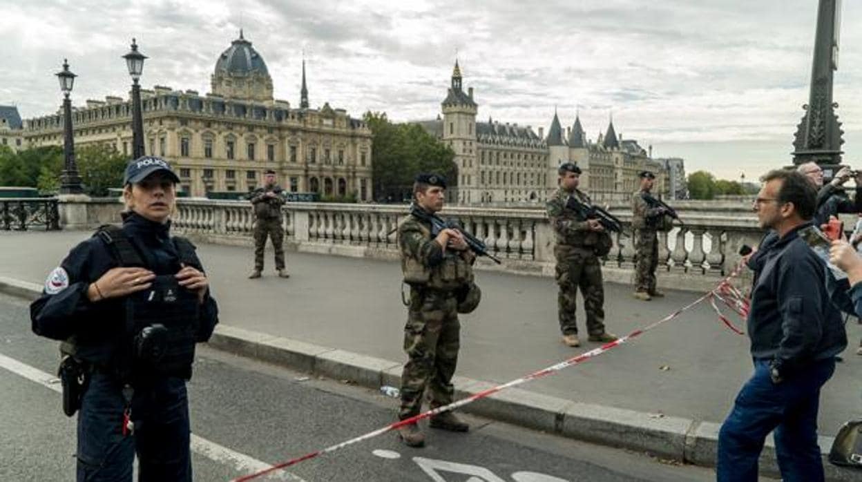 Se confirma la «acción yihadista» en el corazón policial de Francia