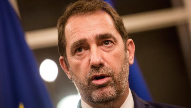 El ministro del Interior francés, en la cuerda floja por la gestión de la matanza de la prefectura de policía
