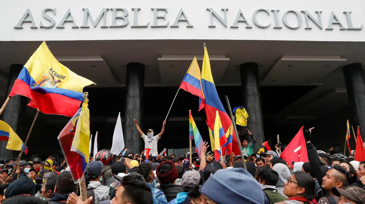 Manifestantes indígenas irrumpen en la Asamblea Nacional en el marco de las protestas contra Moreno