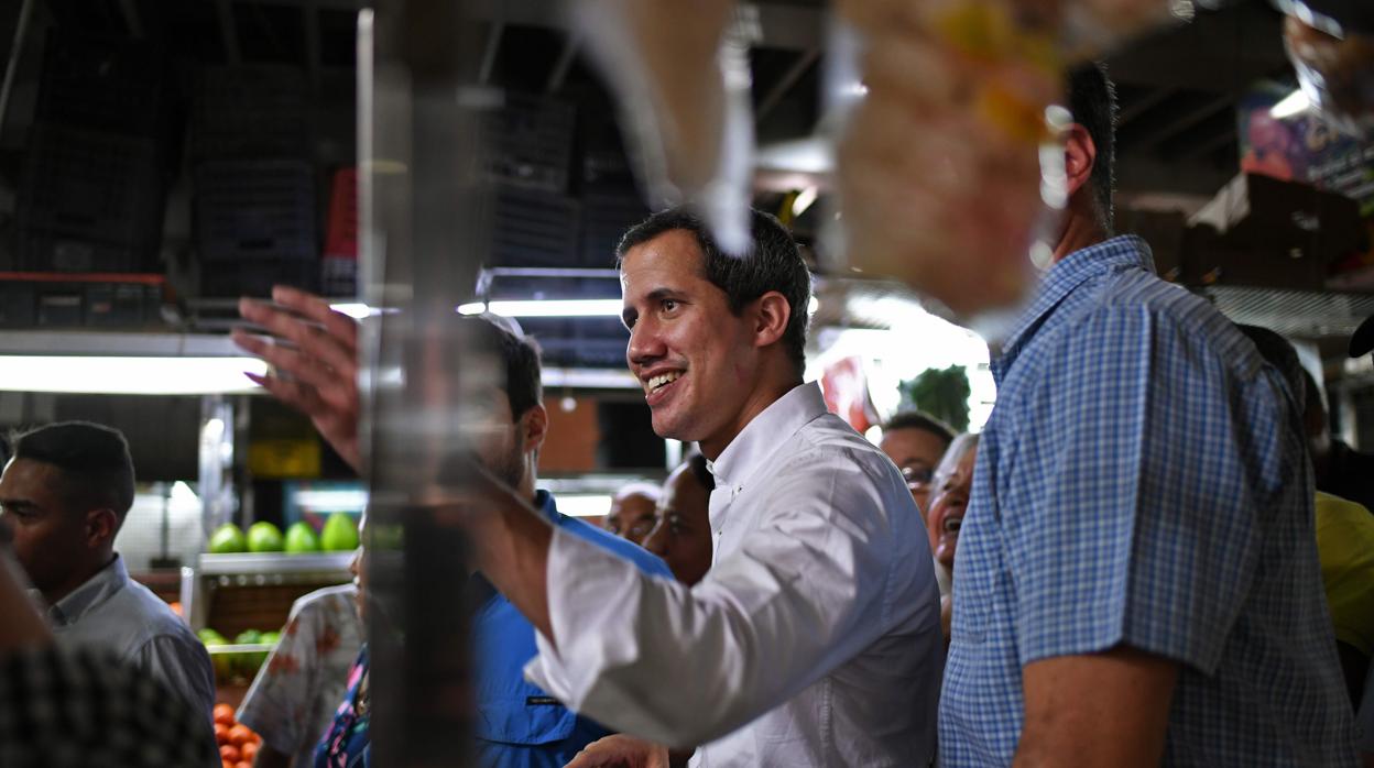 EE.UU. firma un acuerdo sin precedentes con Guaidó para financiar sus políticas