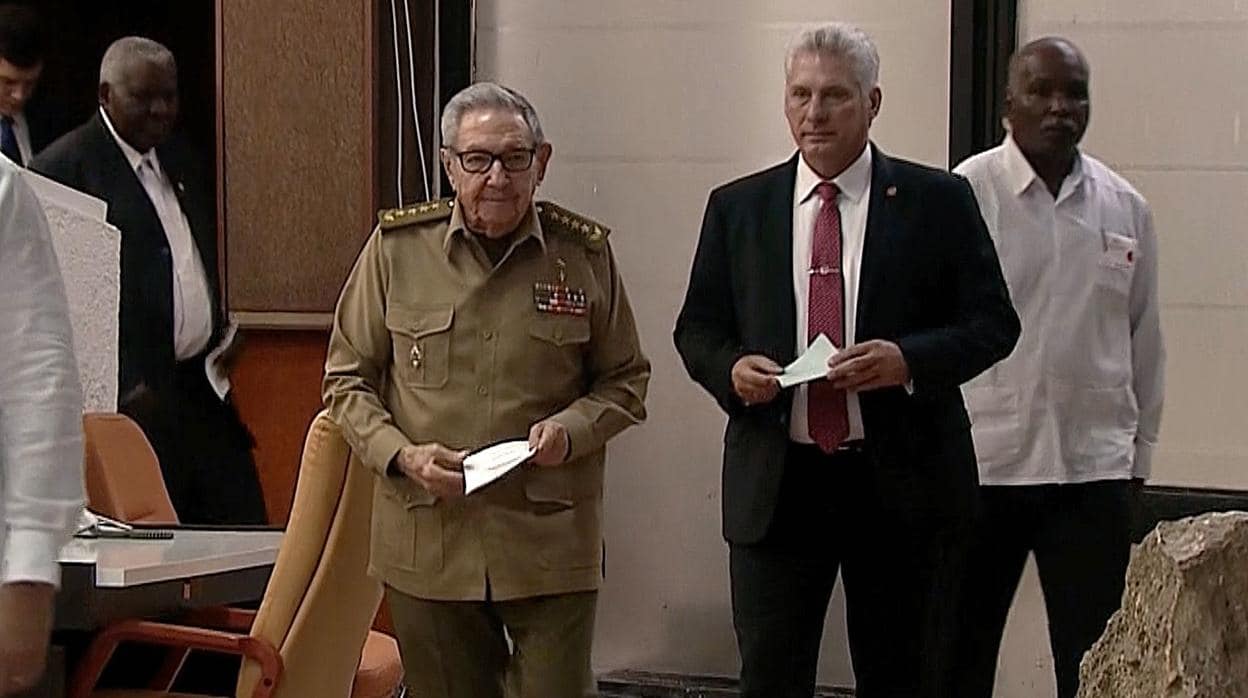 Raúl Castro y Miguel Díaz-Canel, se dirige este jueves a la sesión del Parlamento cubano