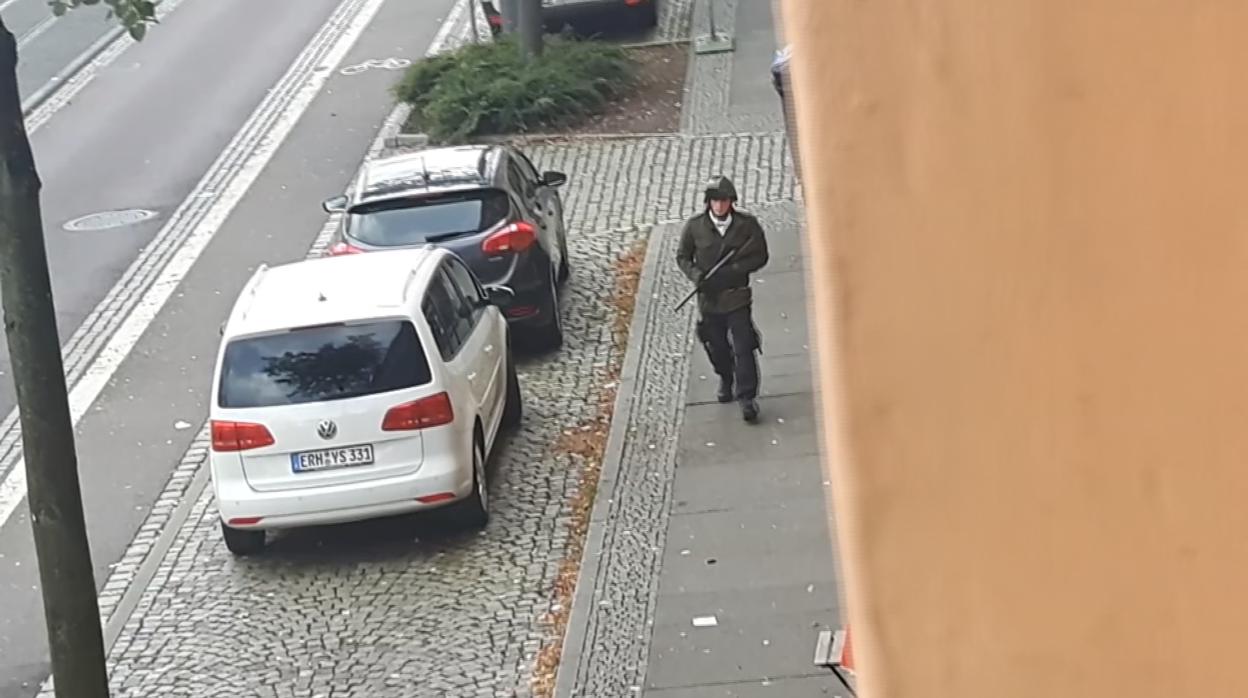 Un vídeo grabado por un vecino capta al atacante de la sinagoga de Halle