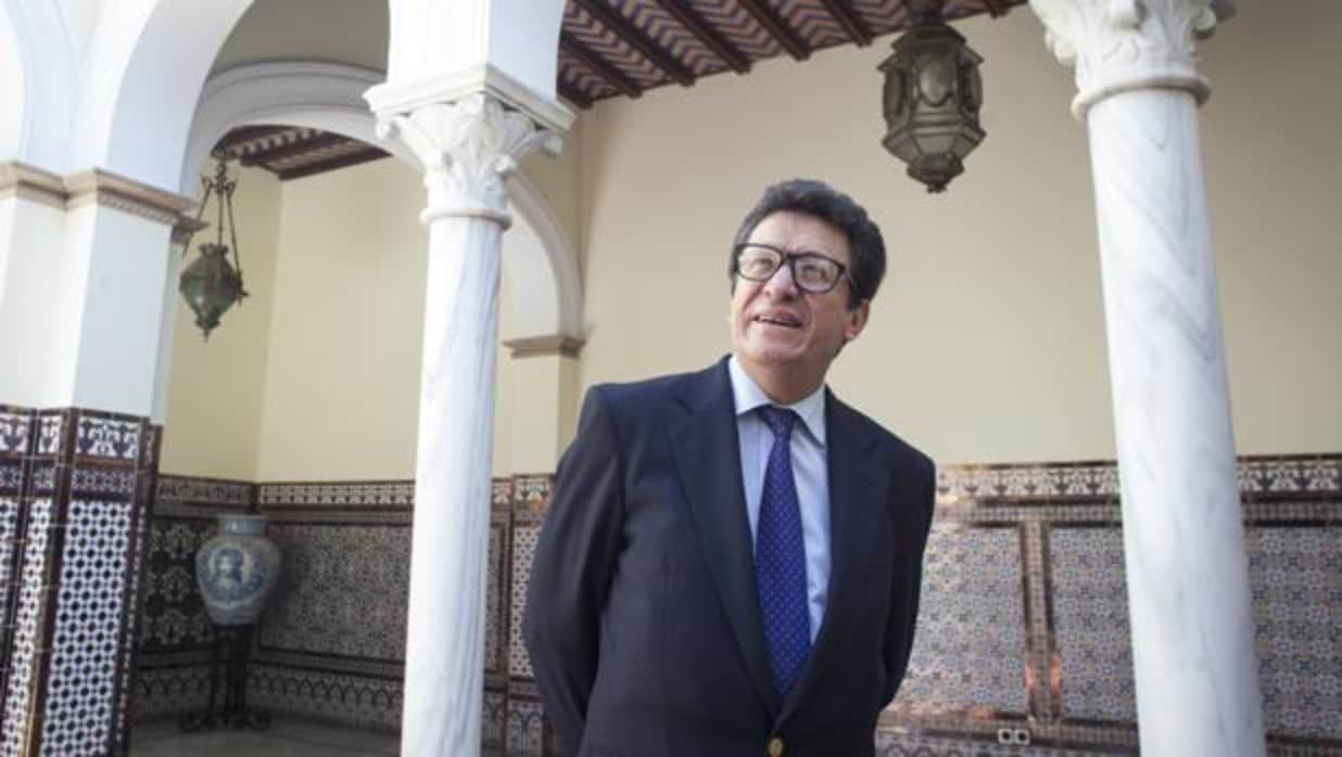 El embajador de Ecuador en España, Cristóbal Roldán, fotografiado en ABC