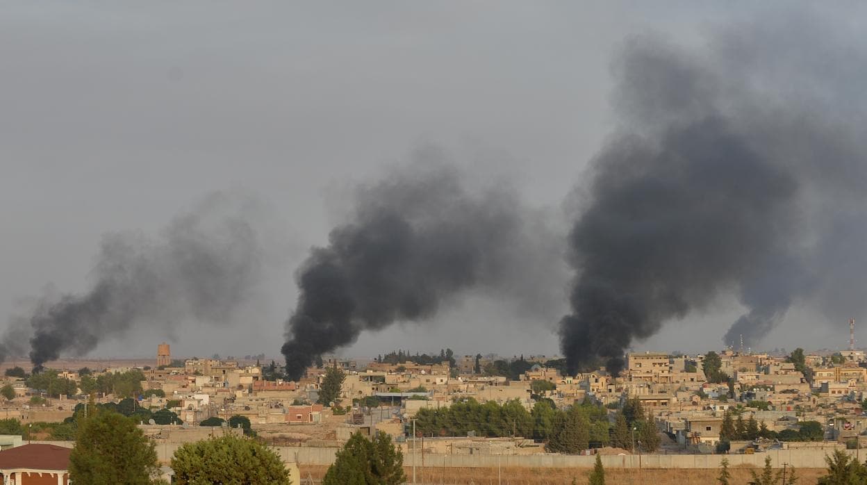 Columnas de humo después del bombardeo turco sobre una ciudad del norte de Siria