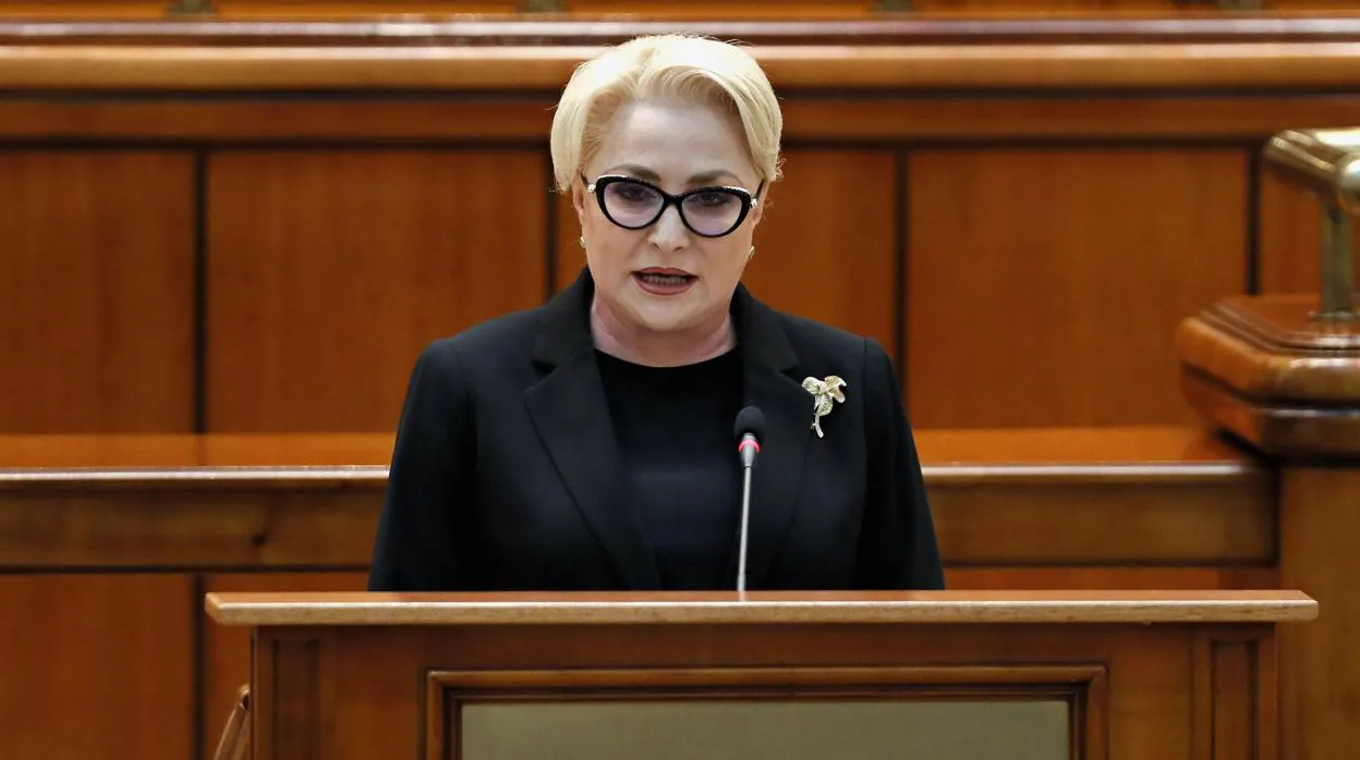 La primera ministra de Rumanía, Viorica Dancila, se dirige a los legisladores de ambas cámaras del Parlamento