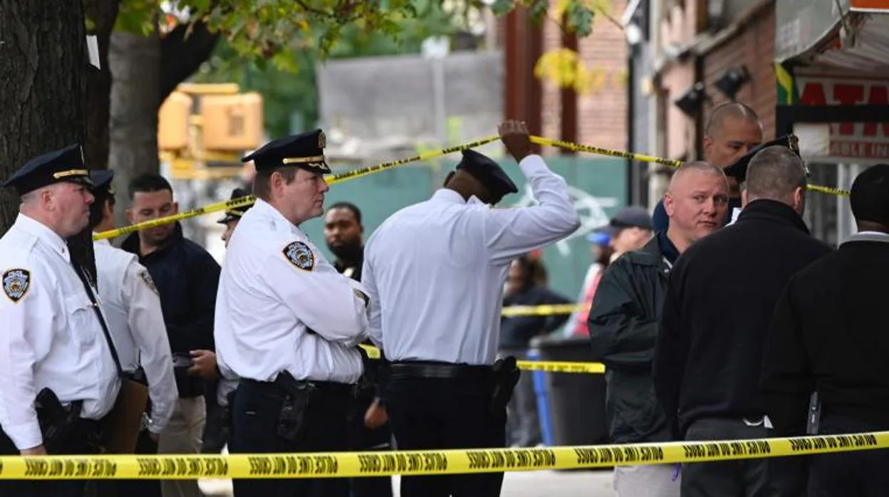 Agentes de policía de Nueva York inspeccionan la escena del crimen tras un tiroteo en Brooklyn