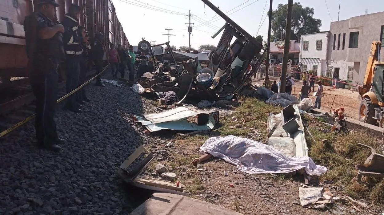 Un tren arrolla a un autobús y deja nueve muertos en el estado mexicano de Querétaro