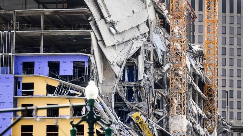 El impactante momento del derrumbe de un hotel en construcción en EE.UU. que causó un muerto y 18 heridos