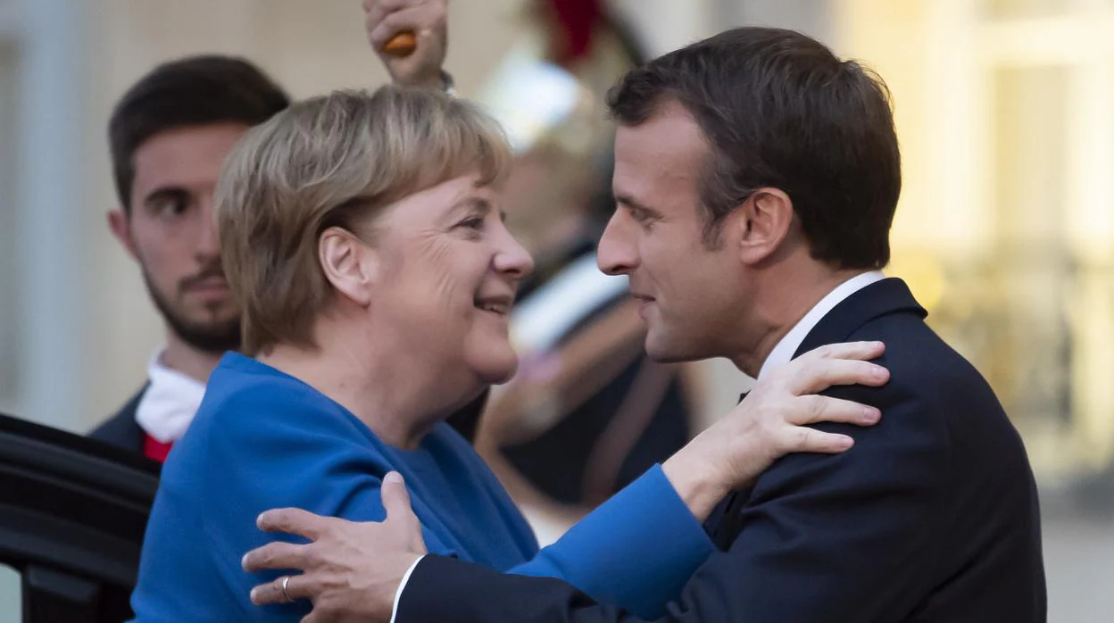 La canciller de Alemania, Angela Merkel, saluda al presidente de Francia, Emmanuel Macron