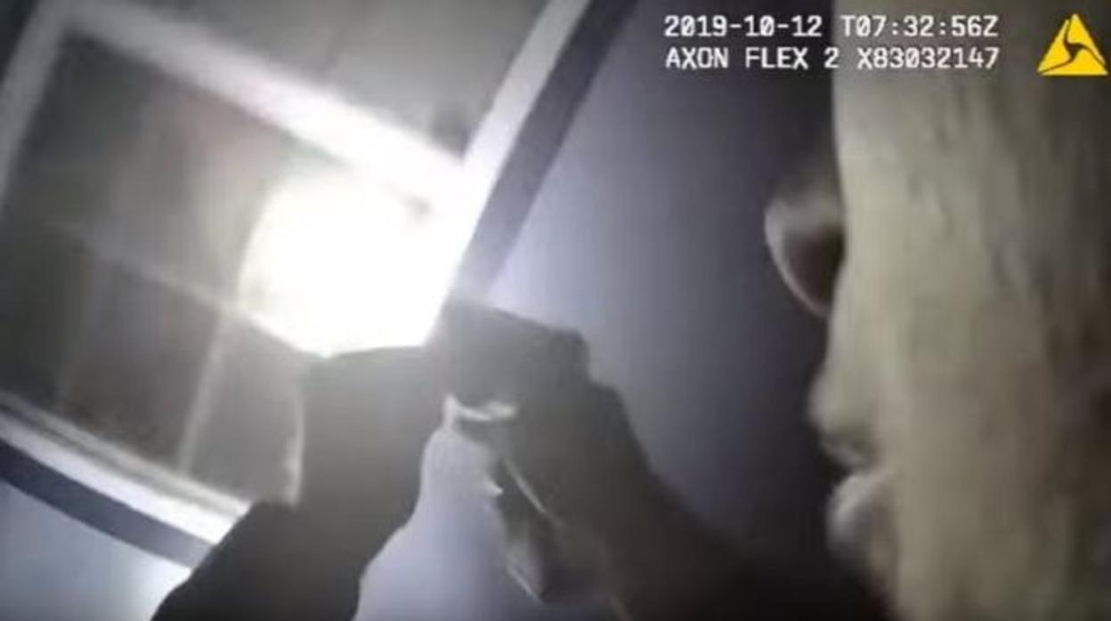 La cámara de uno de los agentes registra el momento en que otro dispara por la ventana