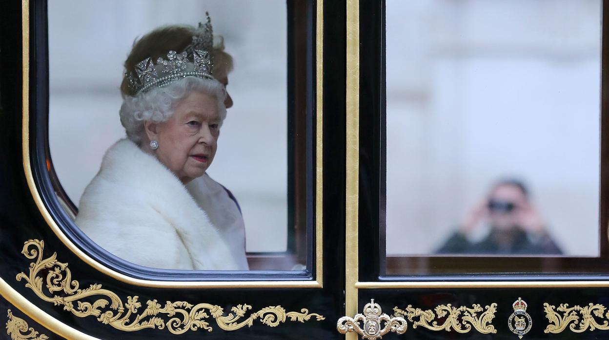 La carroza real de la reina Isabel de Gran Bretaña es conducida a la apertura estatal del Parlamento en Londres