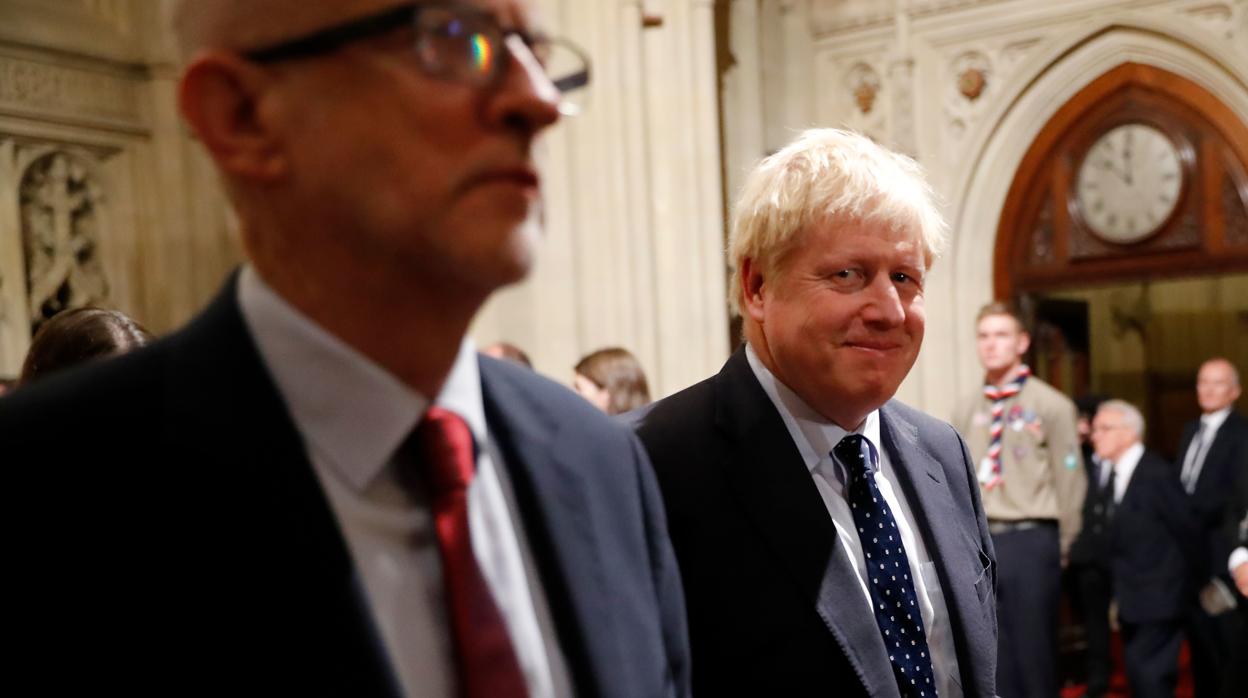 Boris Johnson sonríe junto a Jeremy Corbyn tras el discurso de la Reina