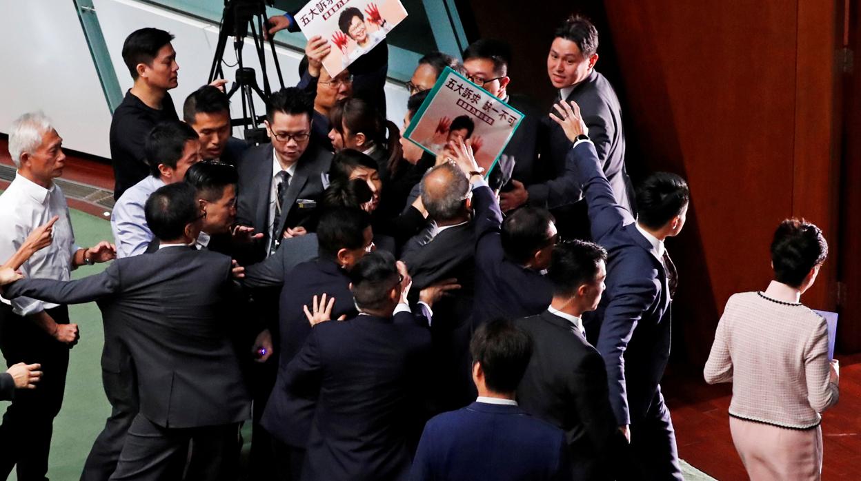 La jefa ejecutiva de Hong Kong, Carrie Lam, se marcha del Parlamento después de que su discurso anual de política fuera cancelado