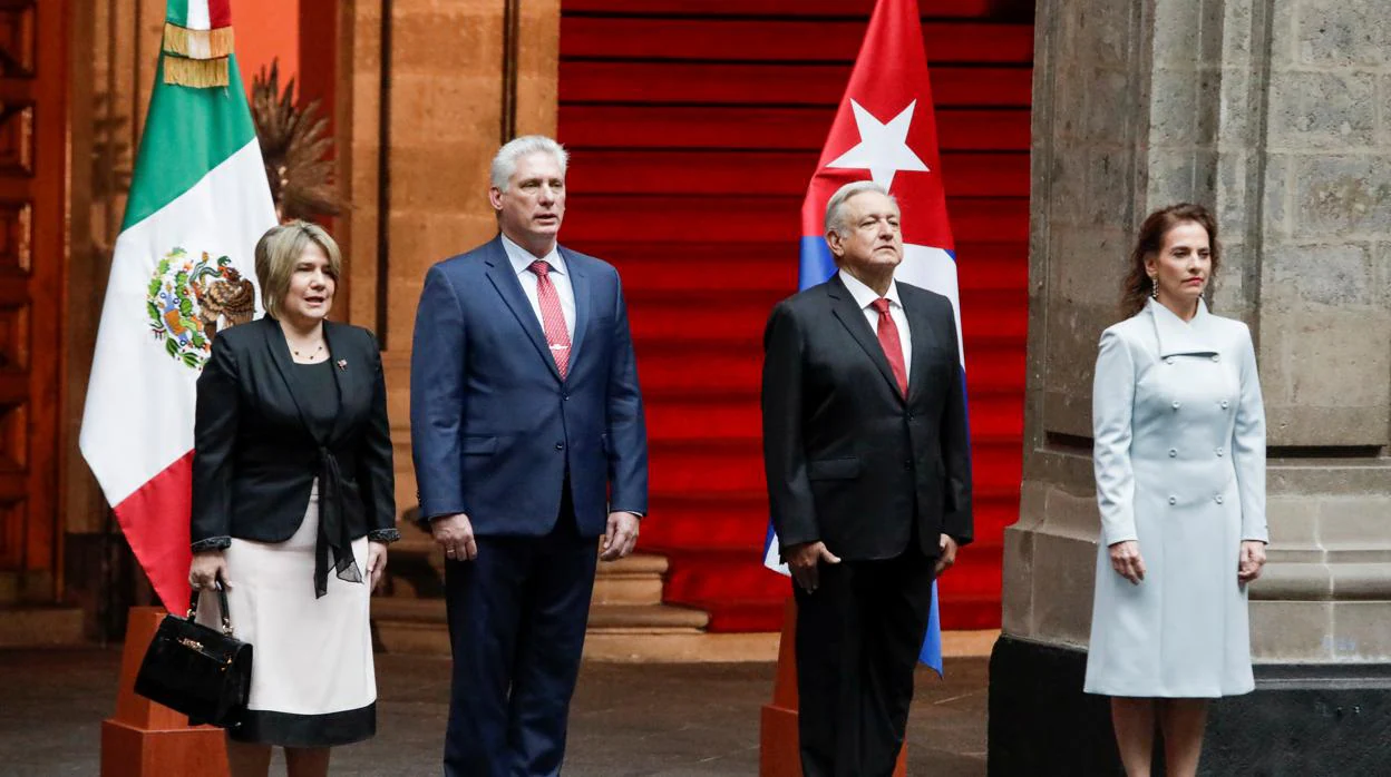 El presidente López Obrador y su esposa, junto al mandatario cubano, Díaz-Canel y su mujer, en el Palacio Nacional, en Ciudad de México