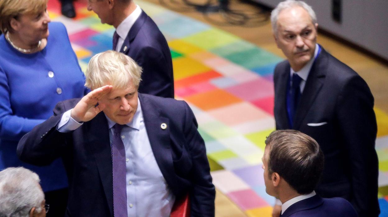 Boris Johnson gesticula ante Emmanuel Macron durante el Consejo Europeo