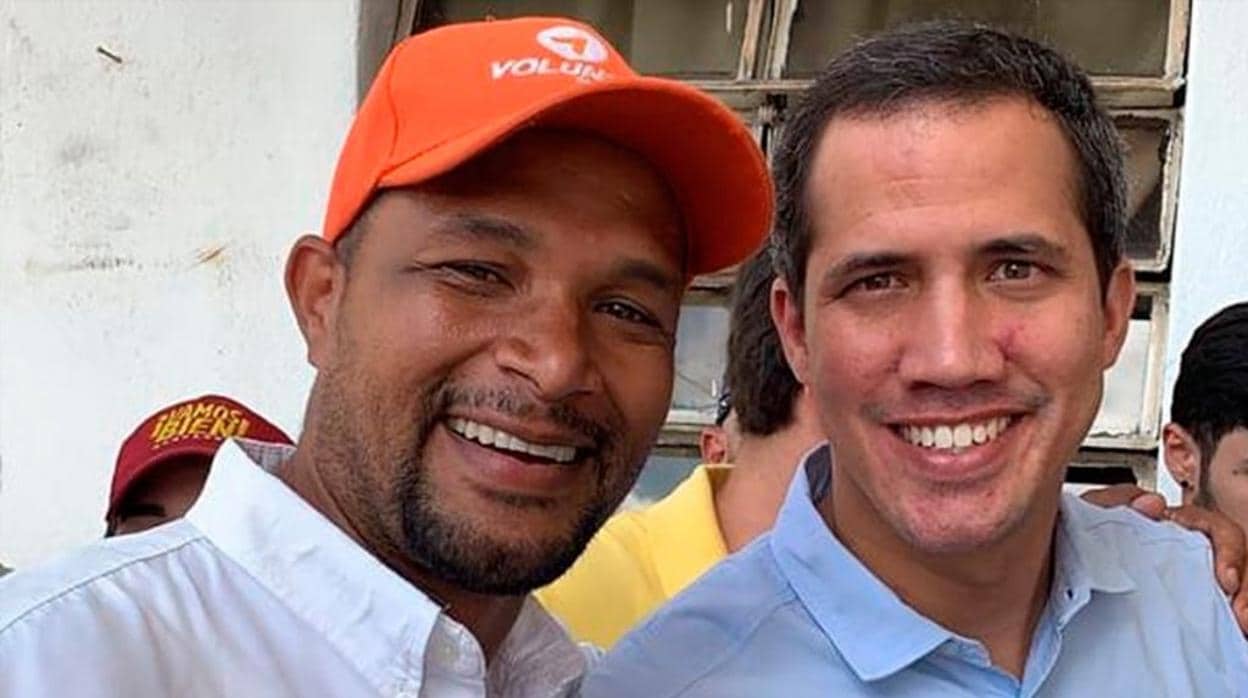 Edmundo Rada (izquierda) con el presidente encargado de Venezuela, Juan Guaidó
