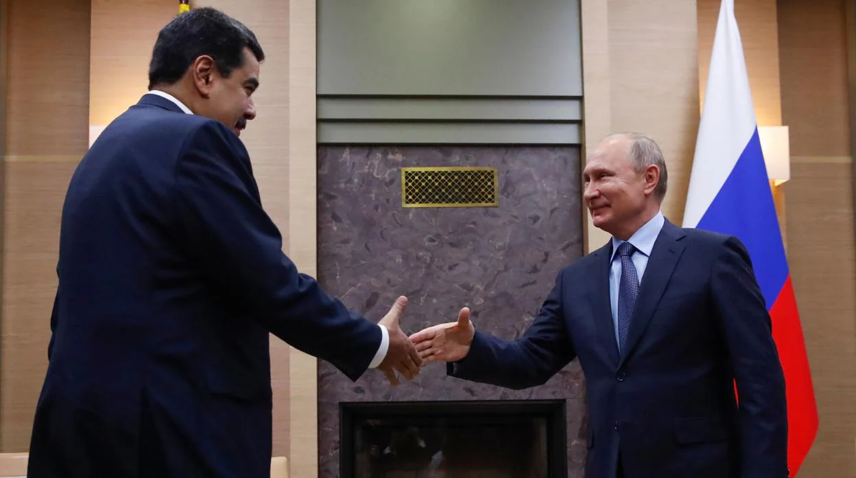 El líder chavista, Nicolás Maduro, estrecha la mano del presidente de Rusia, Vladímir Putin