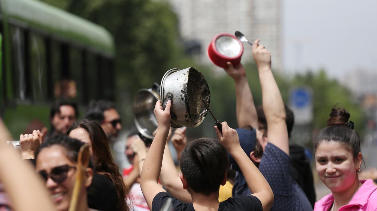 Personas protestan en las calles, en Santiago, Chile