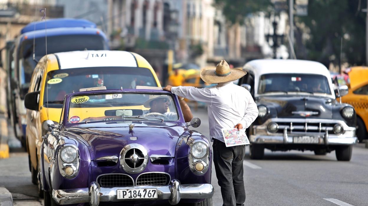 Un coche clásico espera turistas en La Habana