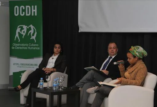 Dayli Caro (izquierda), Yaxys Cires y Yanelis Nuñez, el martes durante la presentación del informe