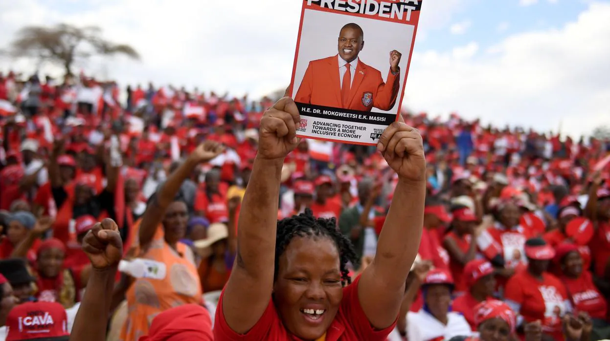 Un partidario del Partido Demócrata de Botsuana sostiene un cartel durante la campaña electoral