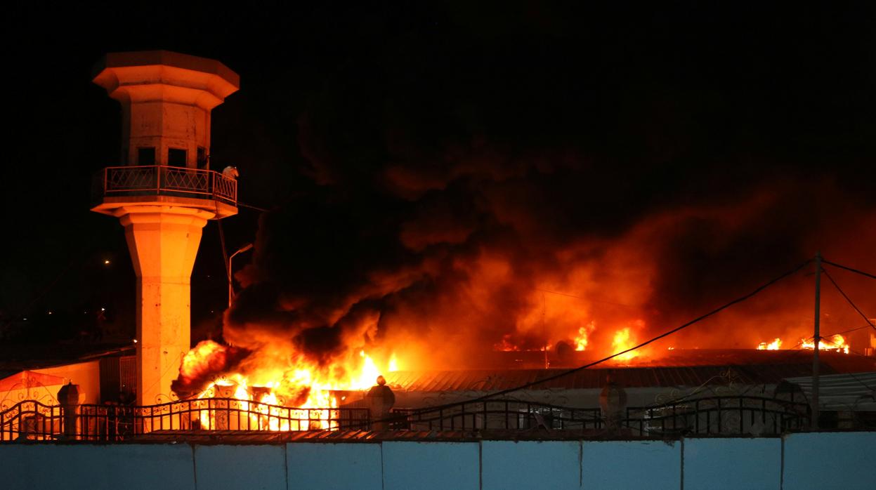 Edificio del Consejo Provincial de Diwaniya, incendiado por los manifestantes