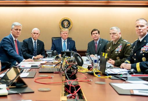 Trump, con miembros de su equipo en la «Situation Room» el fin de semana