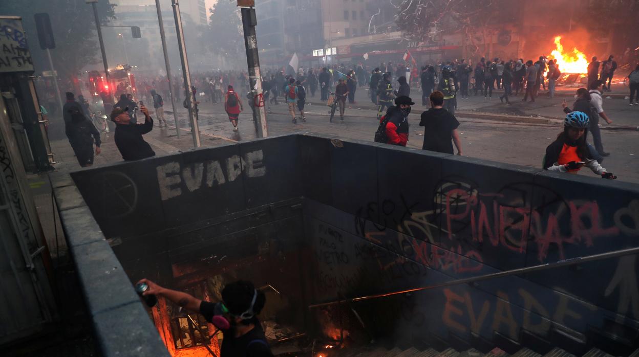 Manifestantes incendian un centro comercial en Santiago