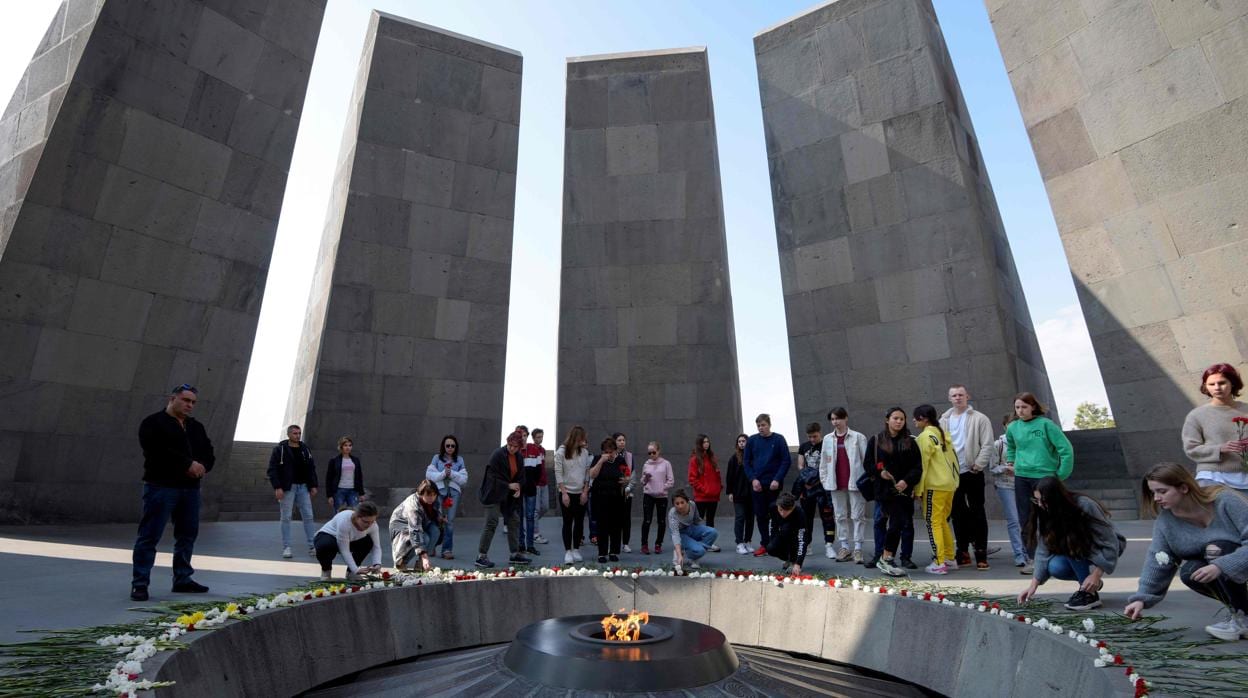 Memorial del genocidio armenio, en Yerevan, donde un grupo de personas han celebrado la decisión de la Cármara de Representantes de EE.UU.