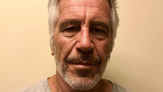 Un forense dice que Epstein no se suicidó, sino que pudo ser estrangulado