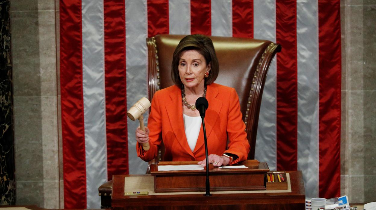 La presidenta de la Cámara de Representantes, Nancy Pelosi, durante la votación en el Capitolio este jueves