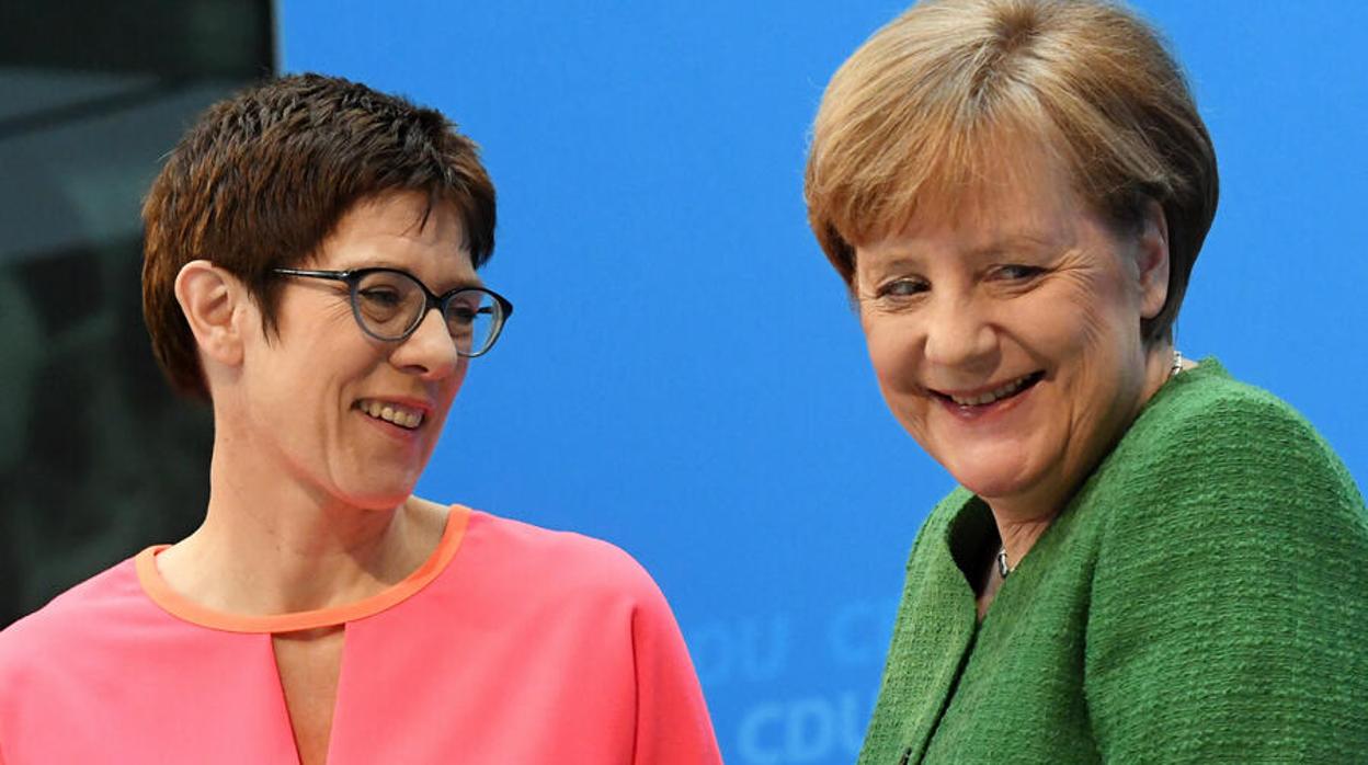 Merkel y Annegret Kramp Krrenbauer, su supuesta sucesora