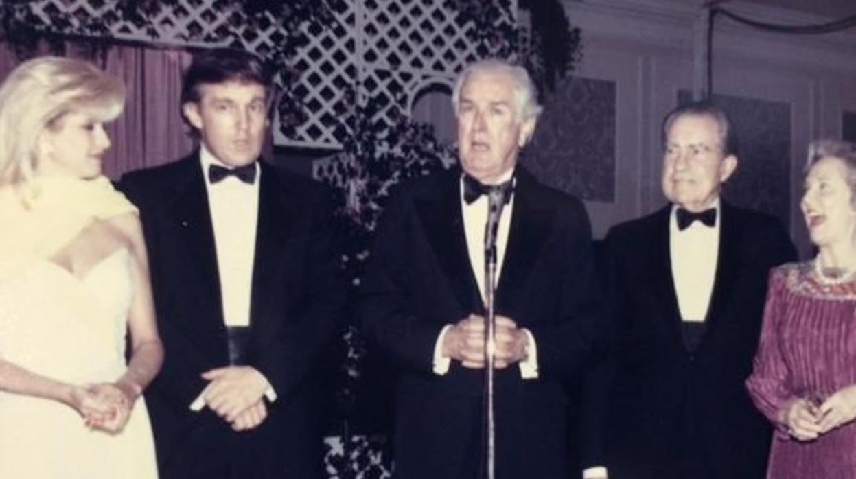El actual presidente de EE.UU., Donald Trump (segundo por la izquierda), se fotografió con el exmandatario Richard Nixon durante una gala de la Fundación por la Diabetes Infantil en Houston en 1989. Les acompañan la entonces esposa de Trump, Ivana; el gobernador de Texas en ese momento, John Connally, y su esposa Nellie