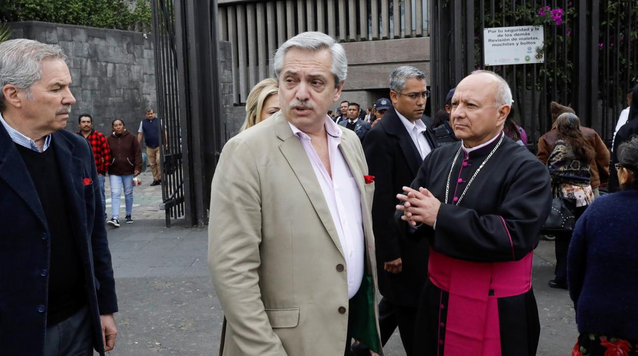 El presidente electo argentino, Alberto Fernández, en la basílica de Guadalupe junto al padre Raymundo Maya