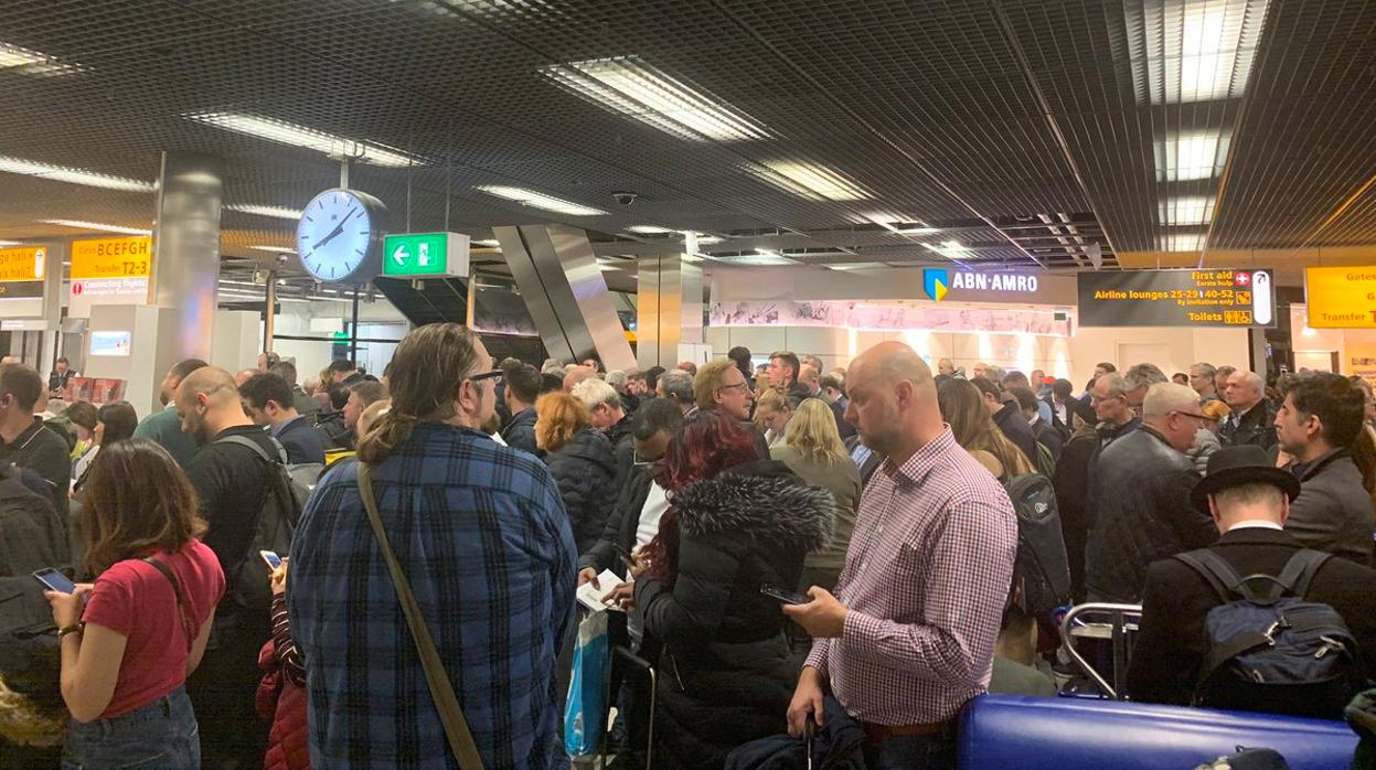 Pasajeros en el interior del aeropuerto de Schiphol durante la situación de alarma este miércoles