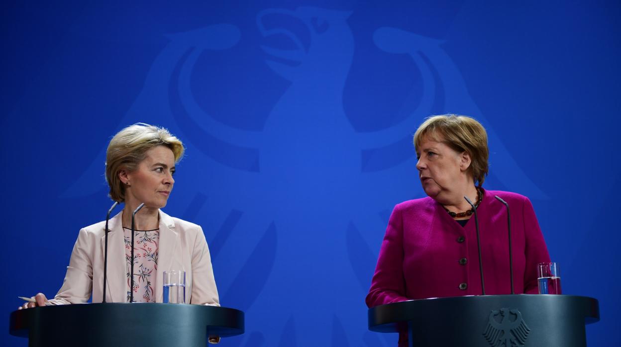 La presidenta de la Comisión Europea, Ursula von der Leyen (izquierda), junto a la canciller alemana, Angela Merkel