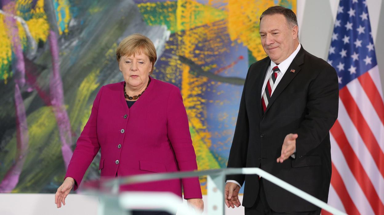 La canciller alemana Angela Merkel (izq.) y el secretario de Estado de EE. UU. Mike Pompeo