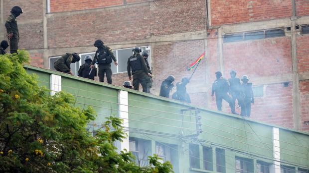 Estallan motines policiales en varias capitales bolivianas