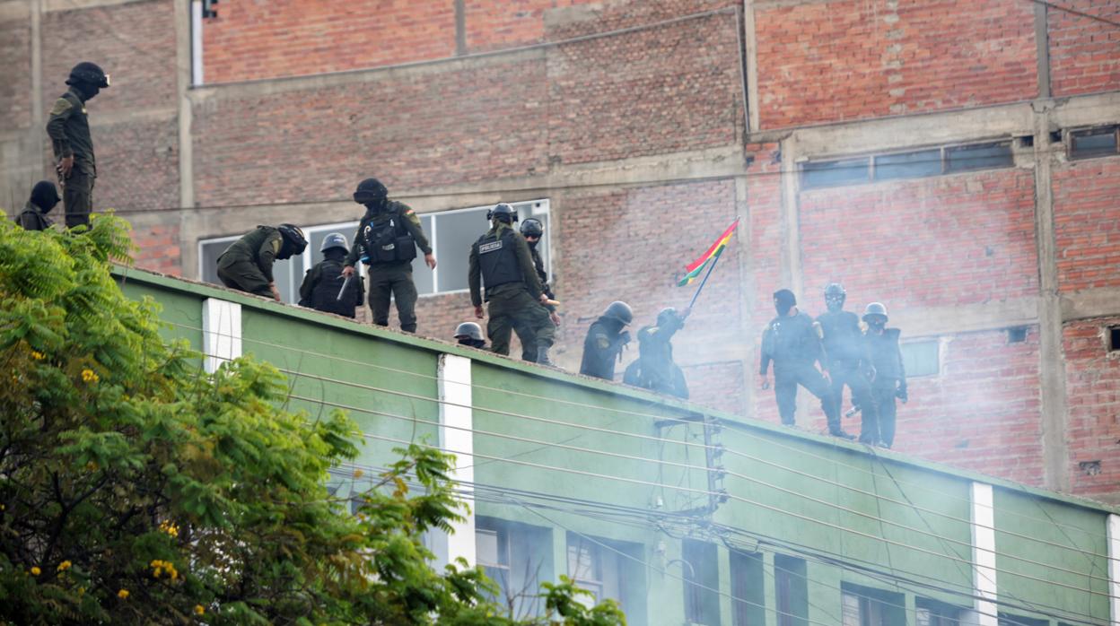 Estallan motines policiales en varias capitales bolivianas