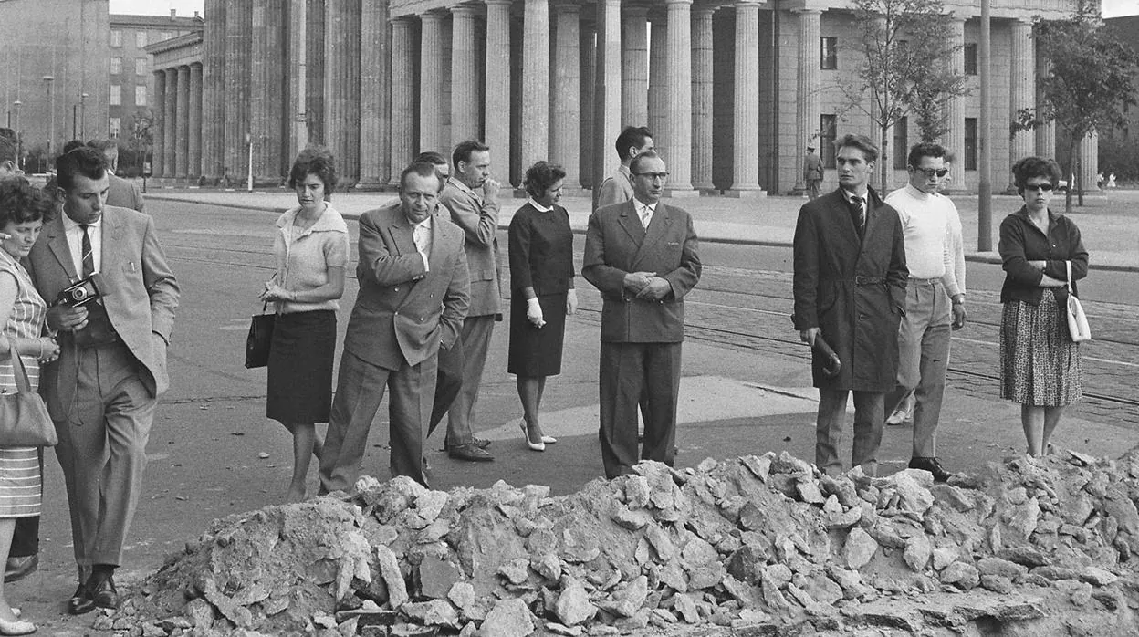 Los berlineses observan el pavimento levantado por los soldados de la RDA en agosto de 1961