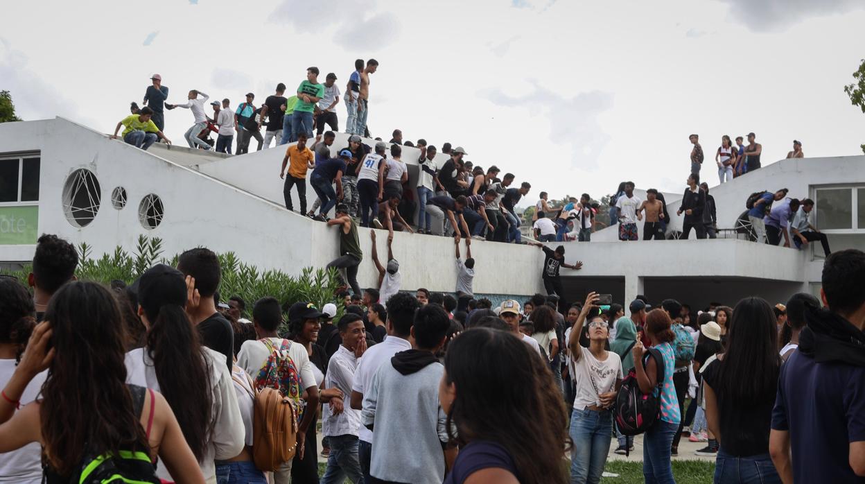 Cientos de personas corren durante disturbios en el concierto en las instalaciones del Parque Generalisimo Francisco de Miranda