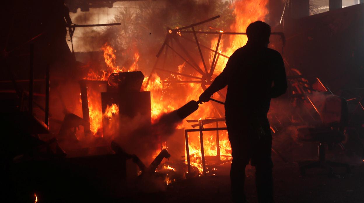 Incendio provocado por los manifestantes en la Politécnica de Hong Kong