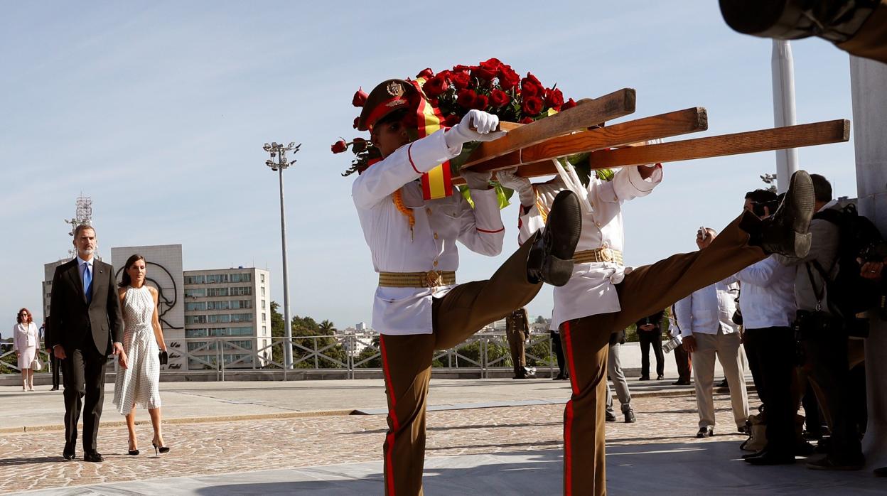 Los Reyes durante su asistencia a una ofrenda ante el Memorial José Martí en su visita de Estado a Cuba