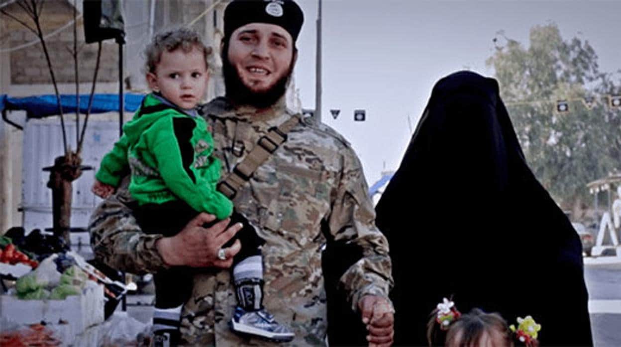 Un yihadista de Daesh con su familia en Siria, en época del «califato»