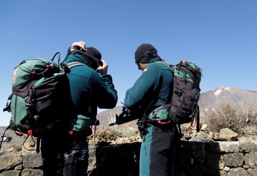 Efectivos de la Guardia Civil se preparan en el Parque Nacional de El Teide donde este sábado tiene prevista una visita el presidente de China, Xi Jinping