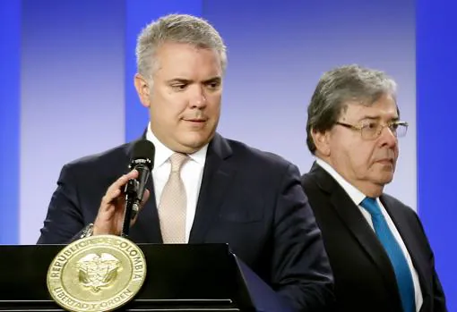 El presidente de Colombia, Iván Duque (izquierda), el nuevo ministro de Defensa, Carlos Holmes Trujillo