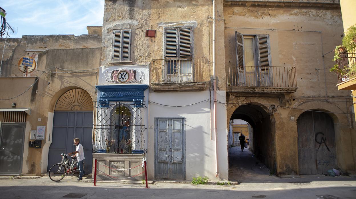 Un hombre sale de su casa en Marsala, una ciudad al oeste de Sicilia