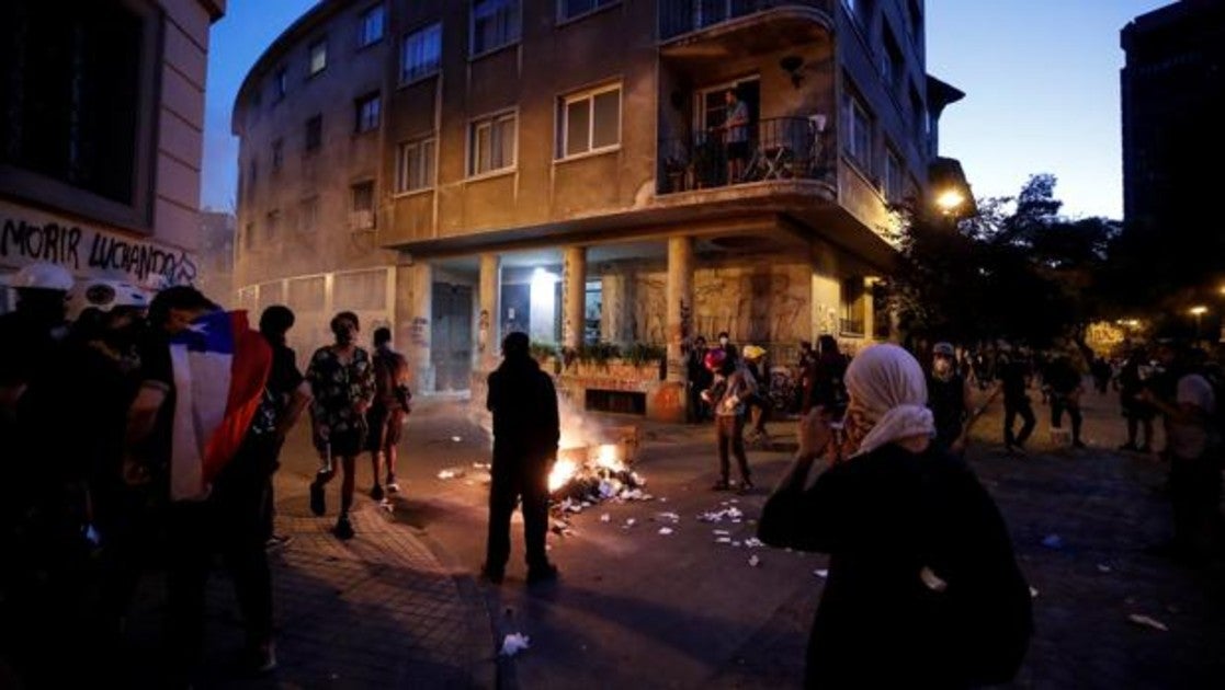 Manifestantes protestan en una calle residencial, el viernes 15 de noviembre de 2019, en el centro de Santiago