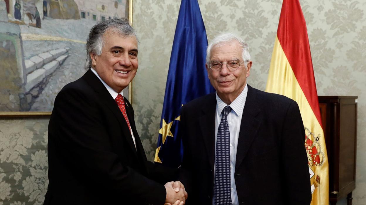 El embajador de Bolivia y el ministro de exteriores de España, Josep Borrell