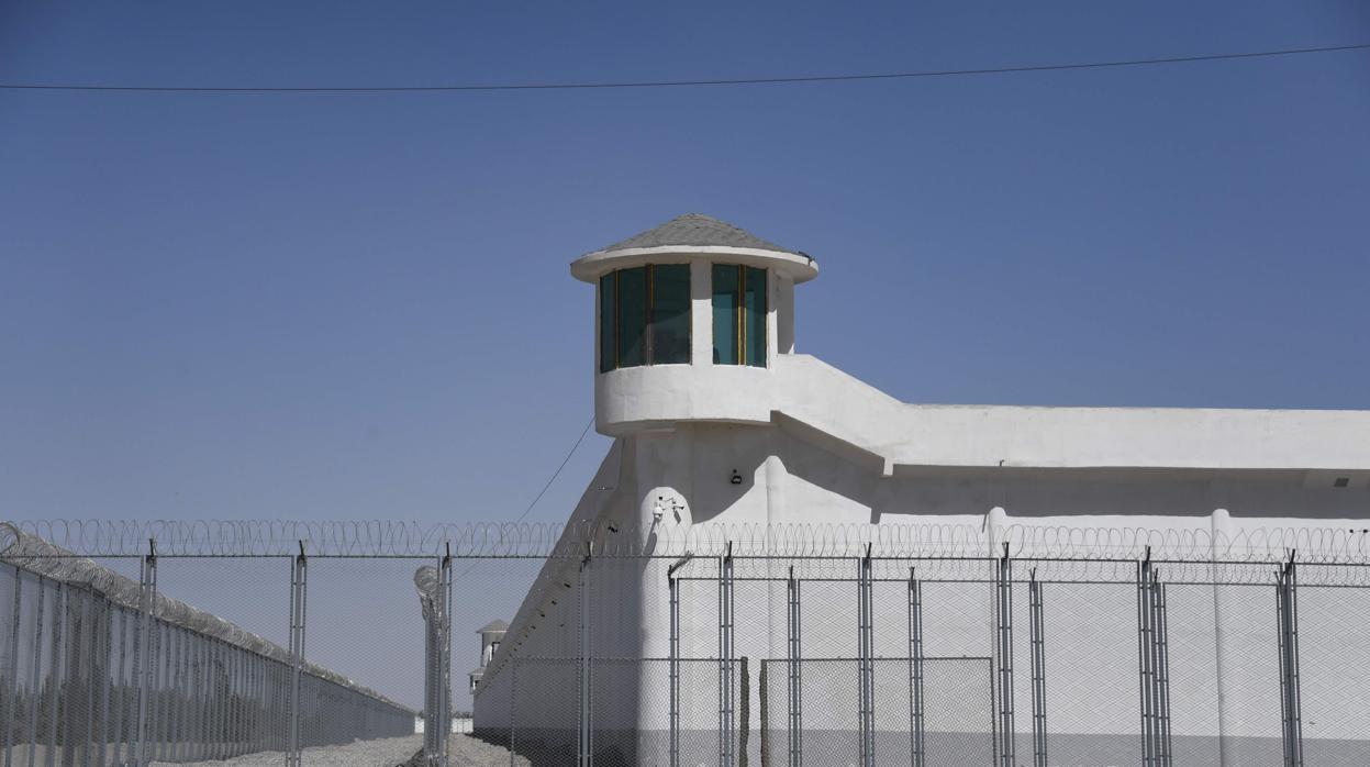 Esta foto de archivo tomada el 31 de mayo de 2019 muestra una torre de vigilancia en una instalación de alta seguridad cerca de lo que se cree que es un campo de reeducación donde están detenidas la mayoría de las minorías étnicas musulmanas